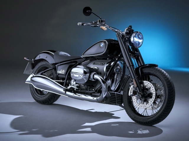 Большой мотоцикл BMW R18 First Edition 2020 года на сером фоне