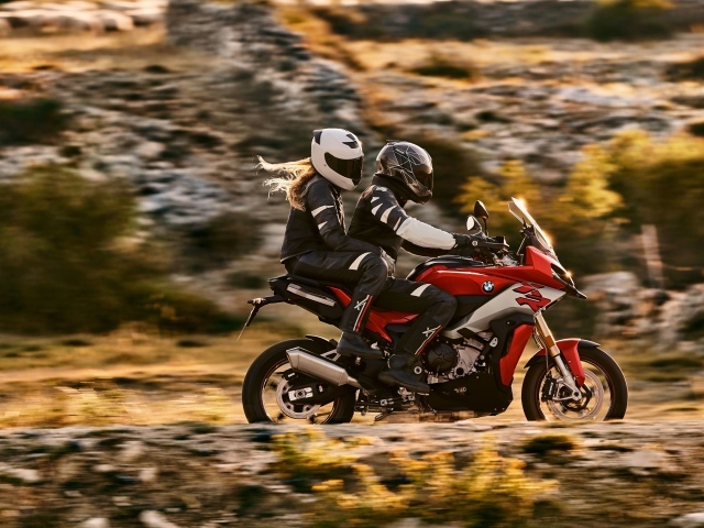 Пара на мотоцикле BMW S 1000 XR, 2020 года 