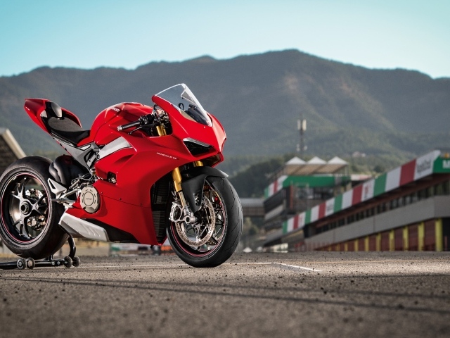 Красный мотоцикл Ducati Panigale V4 S 2020 года на фоне гор 