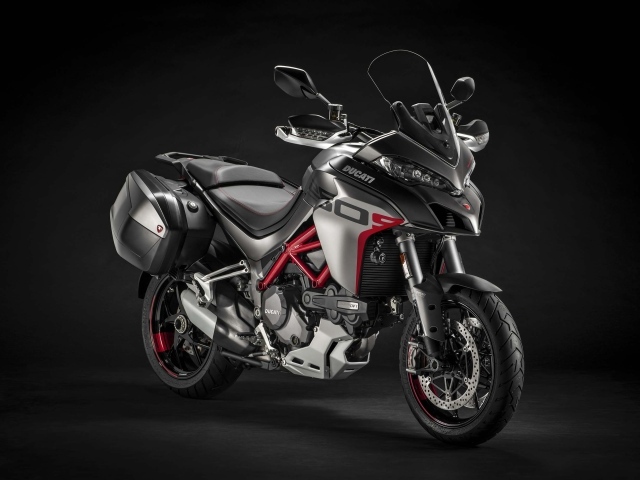 Мотоцикл Ducati Monster 1260 GT 2020 года на черном фоне