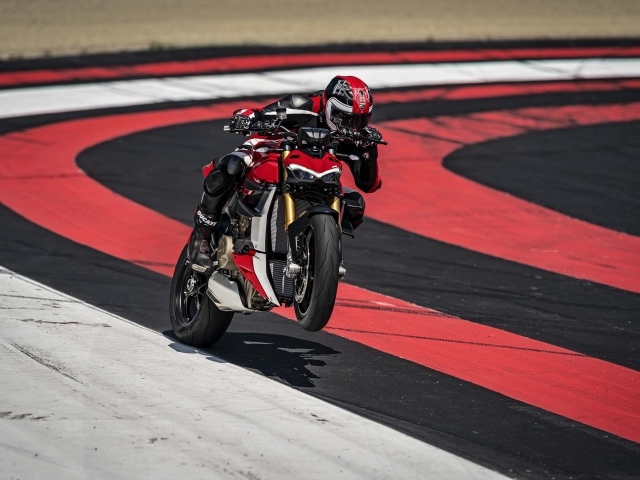 Мотоциклист на мотоцикле Ducati Streetfighter V4, 2020  года на гонках