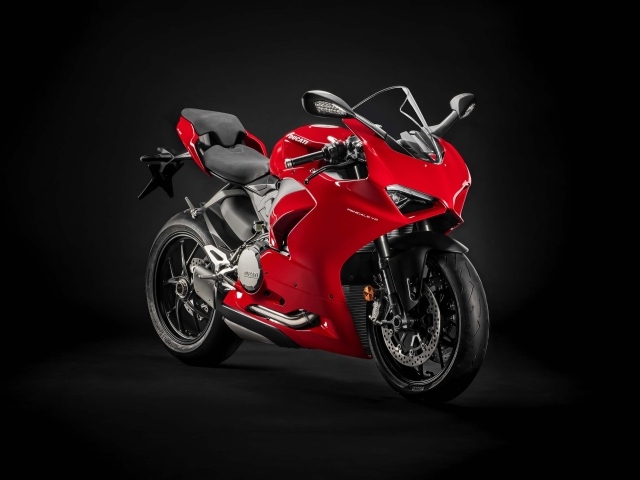 Красный мотоцикл Ducati Panigale V2 2020 года на черном фоне