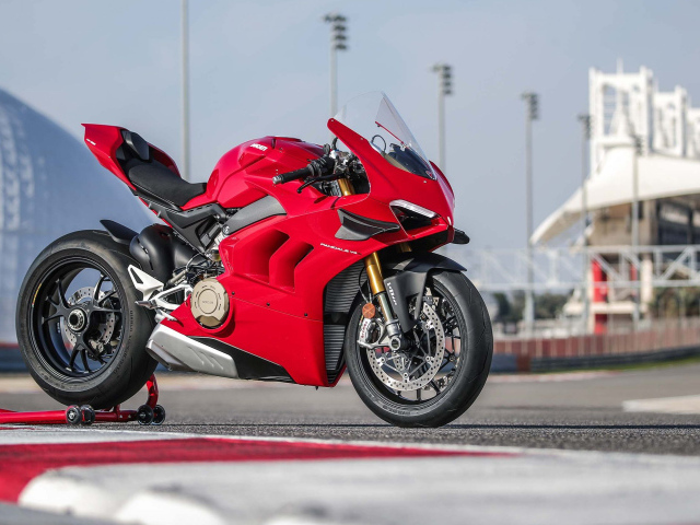 Красный мотоцикл  Ducati Panigale V4 S, 2020 года на стадионе 