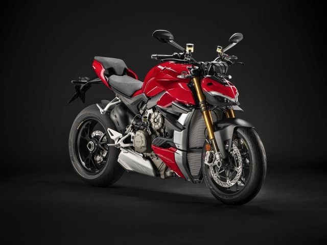 Красный мотоцикл Ducati Streetfighter V4 2020 года на черном фоне