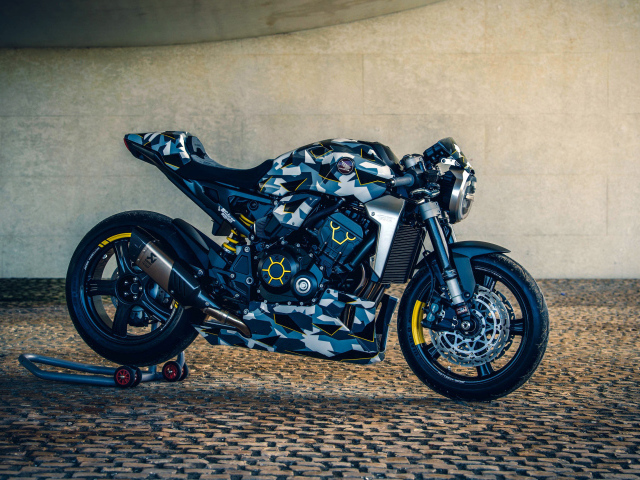 Спортивный мотоцикл Honda CB1000R у стены