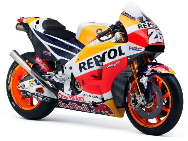 Мотоцикл гоночный honda на белом фоне