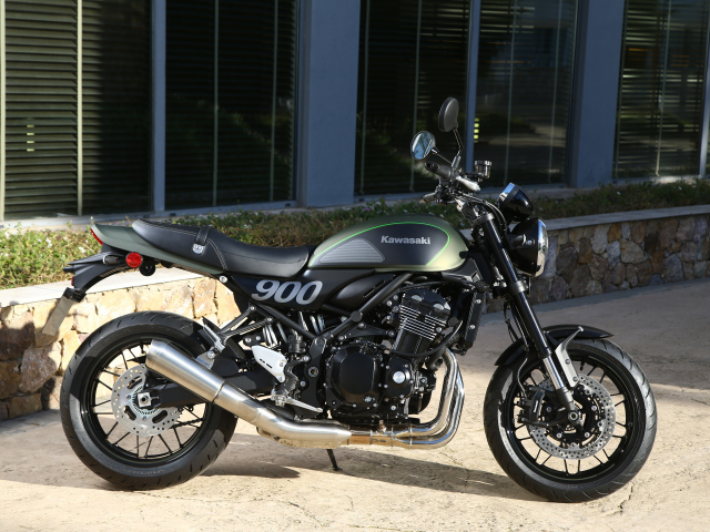 Мотоцикл Kawasaki  Z900 Worldwide у здания 