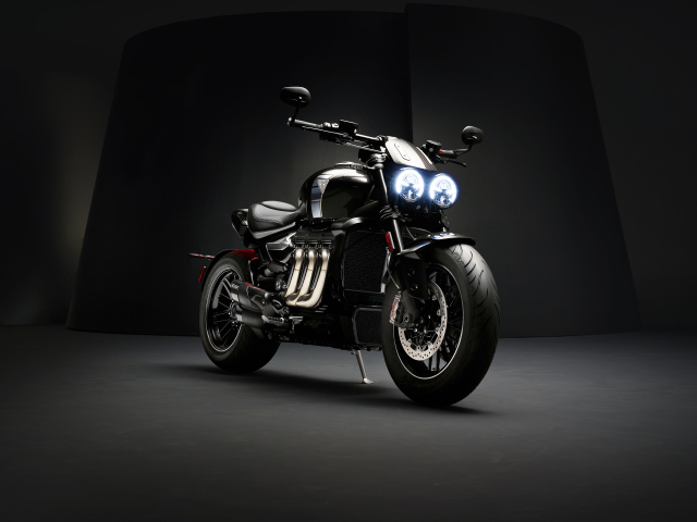 Черный автомобиль Triumph Rocket III TFC 2019 года на черном фоне