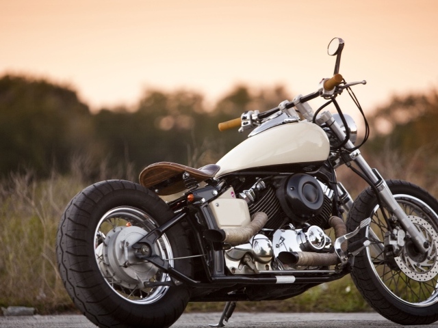 Мотоцикл Yamaha 650 на дороге