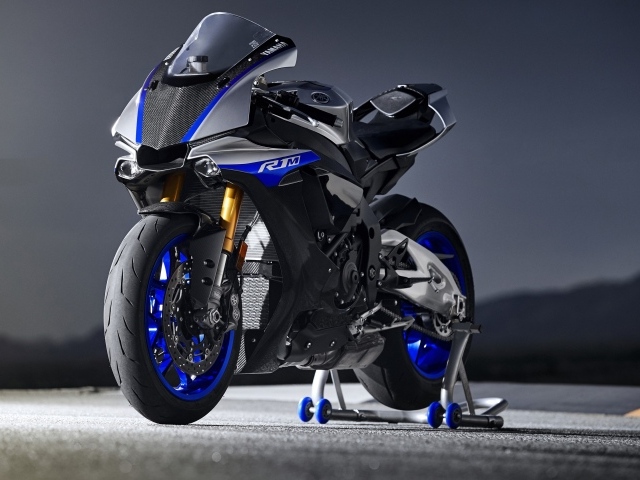 Мотоцикл Yamaha R1 на трассе 
