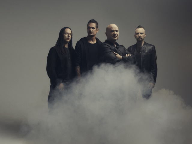 Американская метал - группа Disturbed в дыму