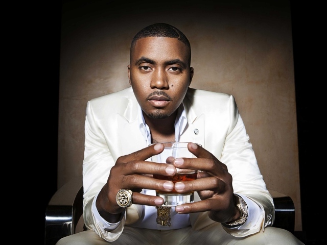 Американский рэпер Нас с стаканом в руках