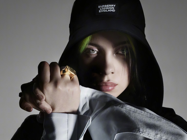 Американская певица Билли Айлиш на сером фоне