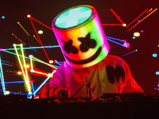 Диджей Маршмеллоу за пультом в клубе 