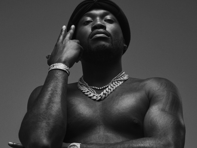 Хип- хоп исполнитель Meek Mill черно-белое фото