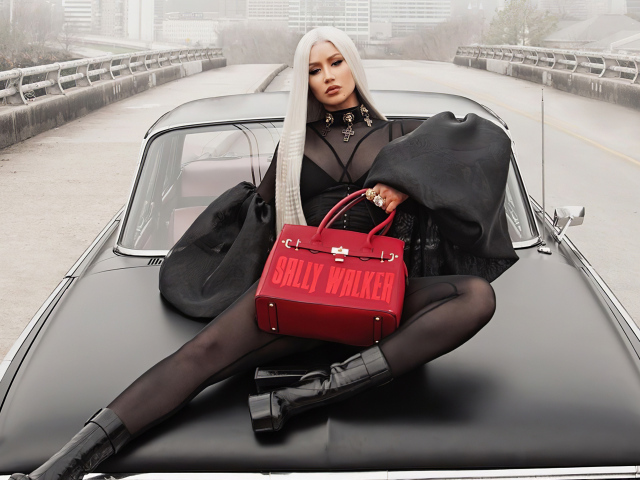 Хип хоп исполнительница Игги Азалия лежит на машине