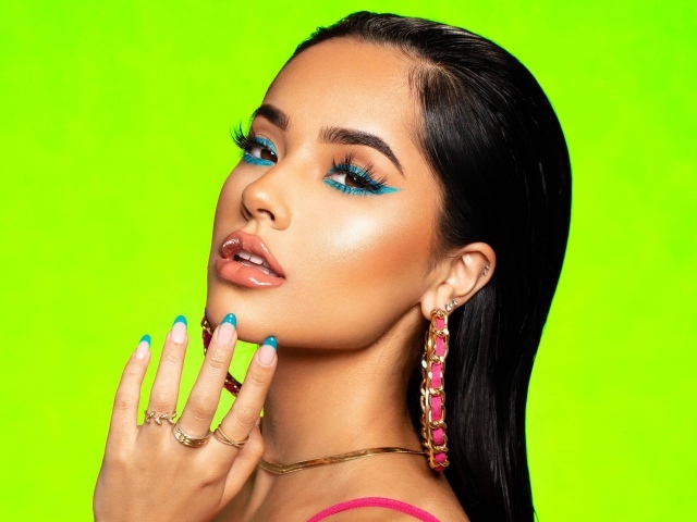 Певица Бекки Джи с ярким макияжем