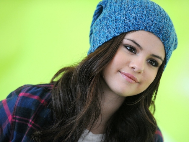 Певица Селена Гомез в вязаной шапке