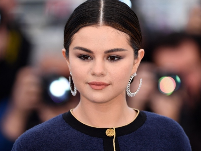 Певица Селена Гомез в большими сережками