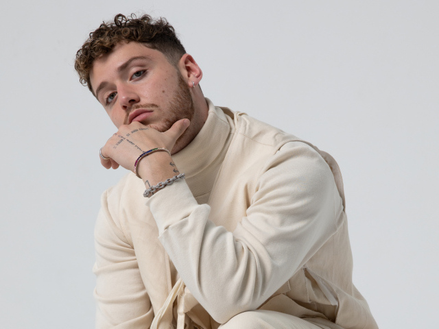 Молодой мужчина, американский певец Баззи в костюме