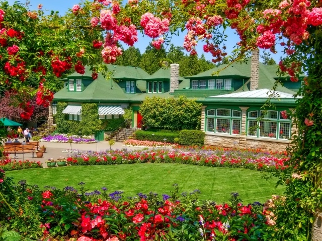 Красивый загородный дом с красивыми цветами