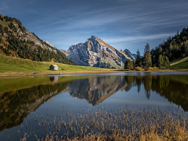 Красивый вид на прозрачное горное озеро под голубым небом 