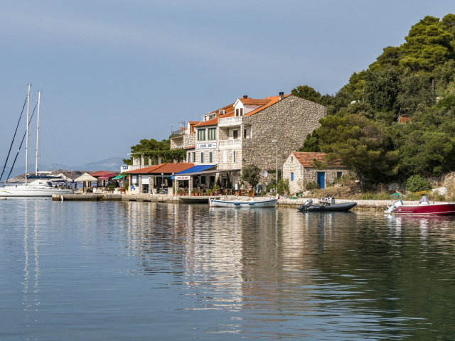 Дома на берегу залива под голубым небом