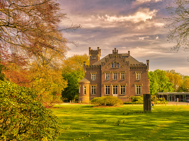Большой трехэтажный дом в зеленом парке