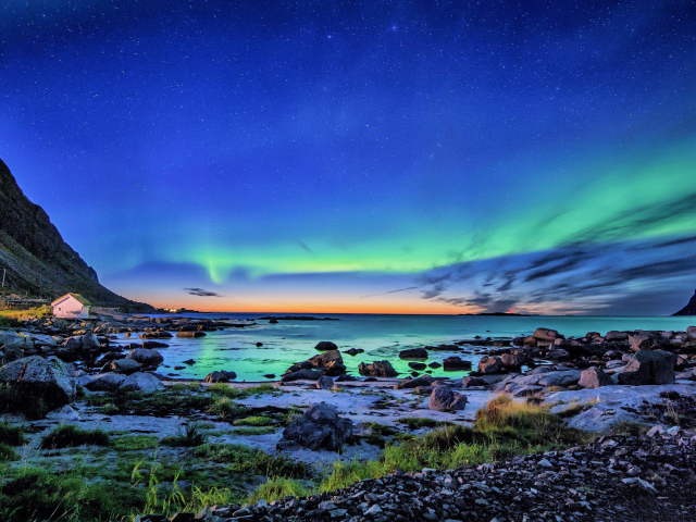 Северное сияние в небе над горным озером