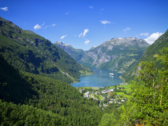 Норвежский фьорд в покрытых зеленью горах 