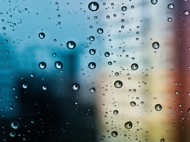 Капли дождя на холодном стекле 