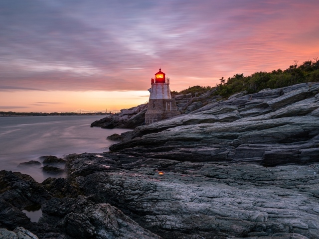 Каменный берег в океане с маяком 