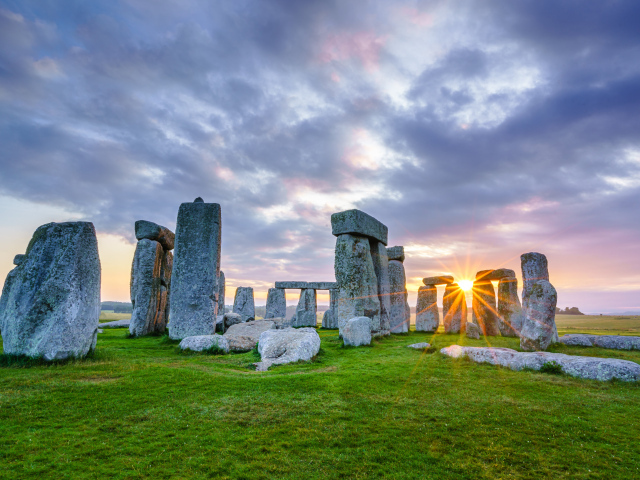 Солнце пробивается сквозь камни Стоунхенджа