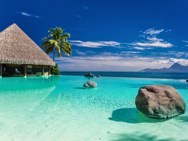 Домик в воде на тропическом пляже под голубым небом летом