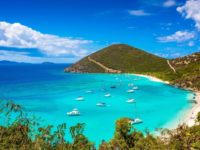 Яхты в голубой воде океана на берегу 