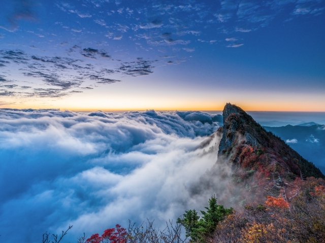 Густые белые облака над горами 