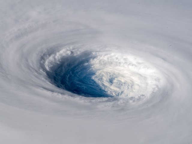 Белый тропический циклон создает воронку 