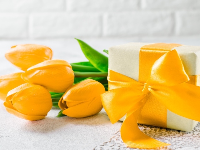 Красивый букет желтых тюльпанов с подарком