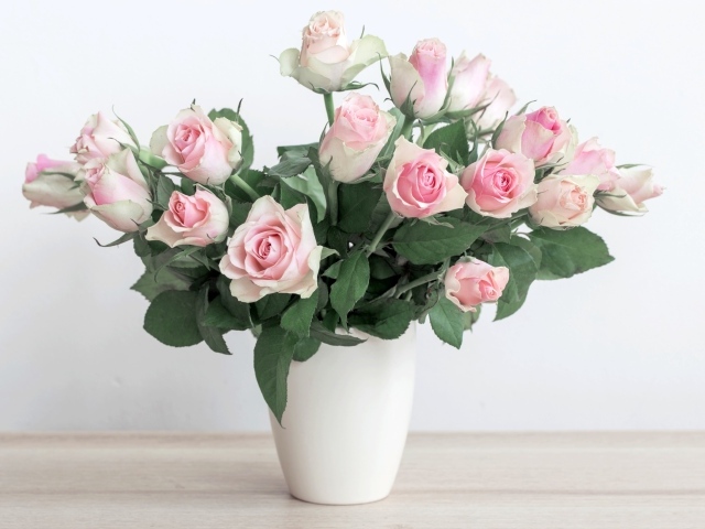 Букет красивых розовых роз в белой вазе 