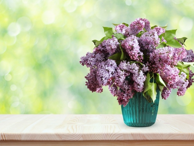 Букет ароматной сирени в вазе на столе