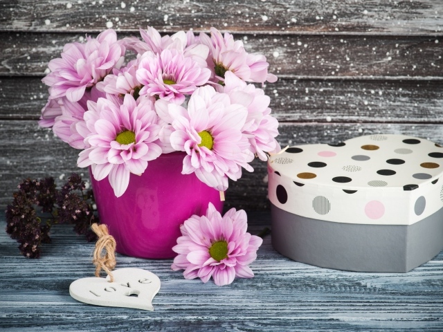 Букет розовых цветов хризантемы на столе с коробкой 