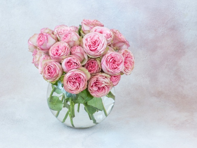 Букет розовых парковых роз в стеклянной вазе