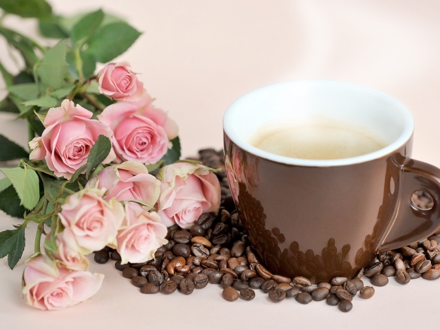 Букет розовых роз с кофейными зернами и коричневой чашкой