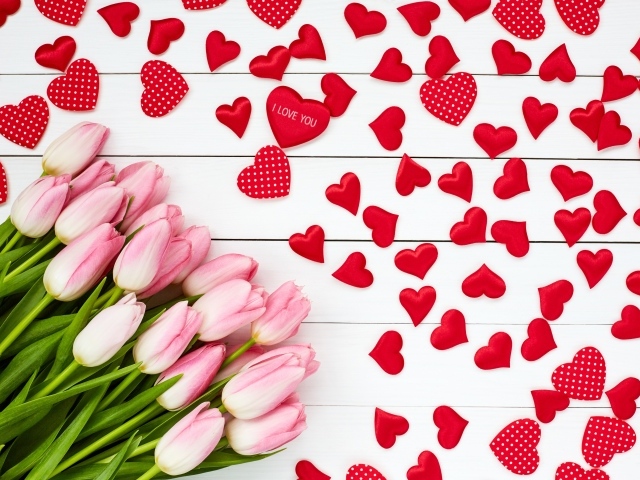 Букет розовых тюльпанов на белом фоне с красными сердечками