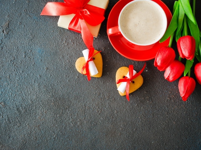 Букет красных тюльпанов, подарок, печенье и кофе для любимой 