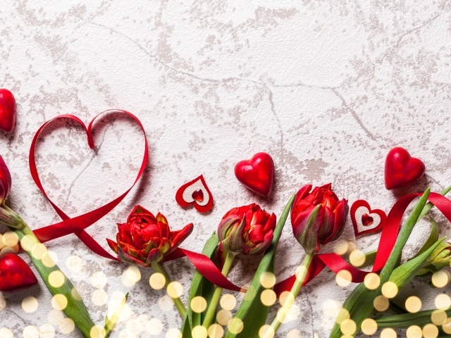 Букет красных тюльпанов с сердечками на сером фоне