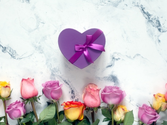 Букет роз с фиолетовой коробкой в форме сердца 
