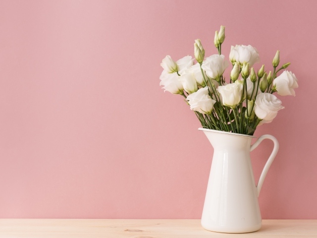 Букет белой эустомы в вазе на розовом фоне