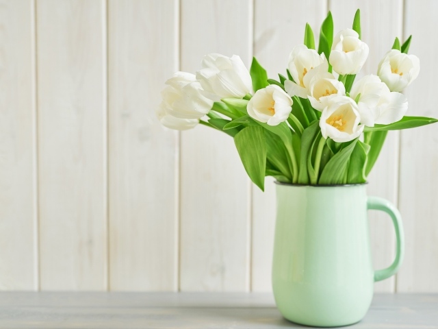 Букет белых тюльпанов в вазе на белом фоне 