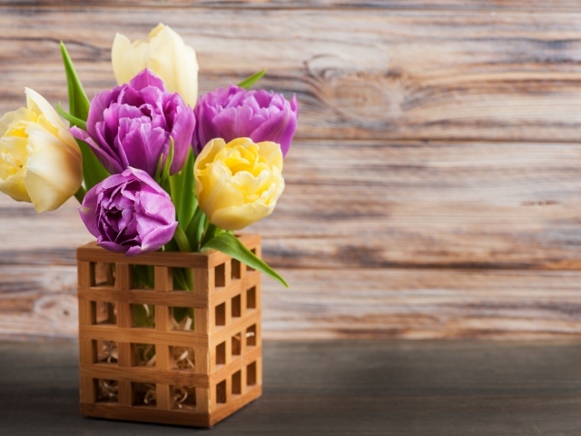 Букет желтых и сиреневых тюльпанов в вазе 